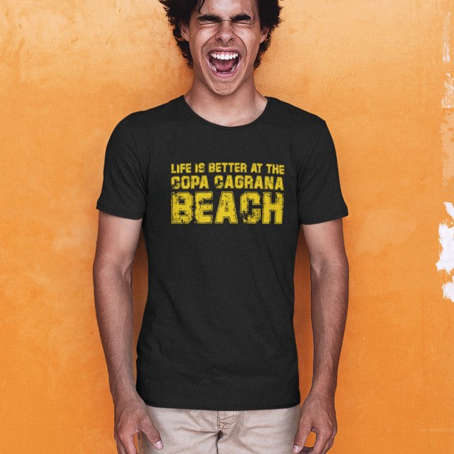 Life ist better at the beach of Copa Cagrana T Shirt (Dieses schwarze T-Shirt mit dem gelben Slogan vermittelt  das Gefühl von Sonne, Sand und Freizeit.)