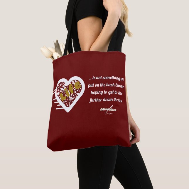 Life Quote Maroon Tote av Poet Adiela Akoo Tygkasse (Närbild)