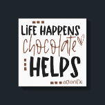 Life råkar Chocolate hjälper till att rotera citat Canvastryck<br><div class="desc">En liten bit roligt till visningen på väggen med det humoristiska citatet Life Happens Chocolate Hjälper i svart och chokladbrun typografi med hjärtmotiv och enkla kvadratiska former.</div>
