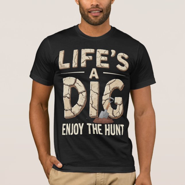 Life’s A Dig, Enjoy The Hunt T Shirt (Framsida)