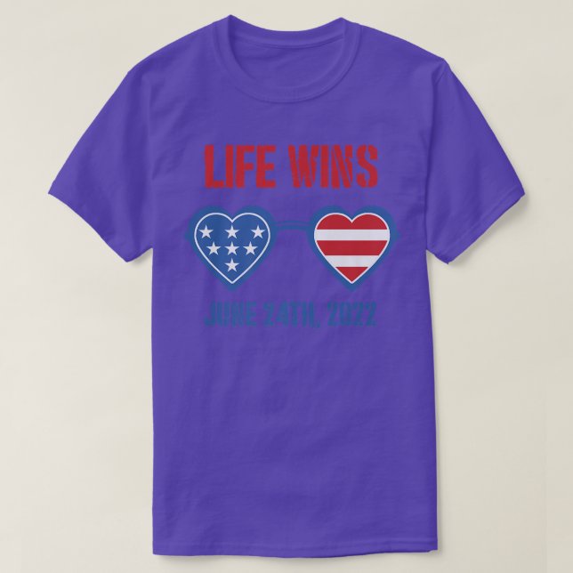 Life Wins 24 juni 2022 American Flagga Sunglasses  T Shirt (Design framsida)