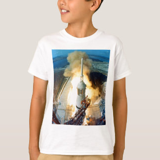 Liftoff av det Apollo 11 Saturn V utrymmefordon Tee Shirt