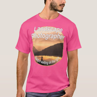 Liggande fotograf väntar alltid på ljuset t shirt