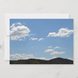 Liggande med grönt backe, träd och moln inbjudningar