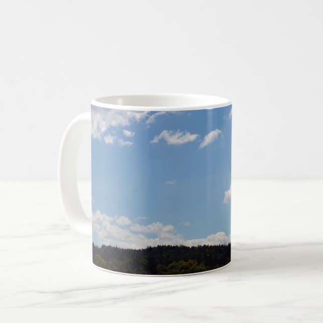 Liggande med grönt backe, träd och moln kaffemugg (Framsida vänster)