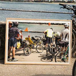 Liggcyklar och cyklister vid strandpromenaden poster