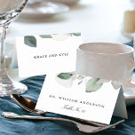 Light Airy Watercolor Botanical Bröllop eller Banq Bordsnummer<br><div class="desc">En vackert eterisk ljus- och mjölkvattenfärg botanisk utformning som innehåller grenar av skogsmogeneri. Mallen är utformad för att anpassas till gästernas namn och bordsnummer på framsidan och till briden och gruppens namn på baksidan. Kortet skrivs ut plant och viks lätt till ett stående platskort. Skapa ett kort för varje gäst...</div>