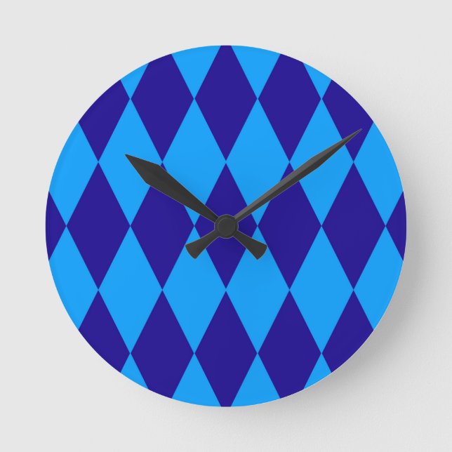 Light and Dark Blue Harlequin Diamonds Checkers  Rund Klocka (Framsida)