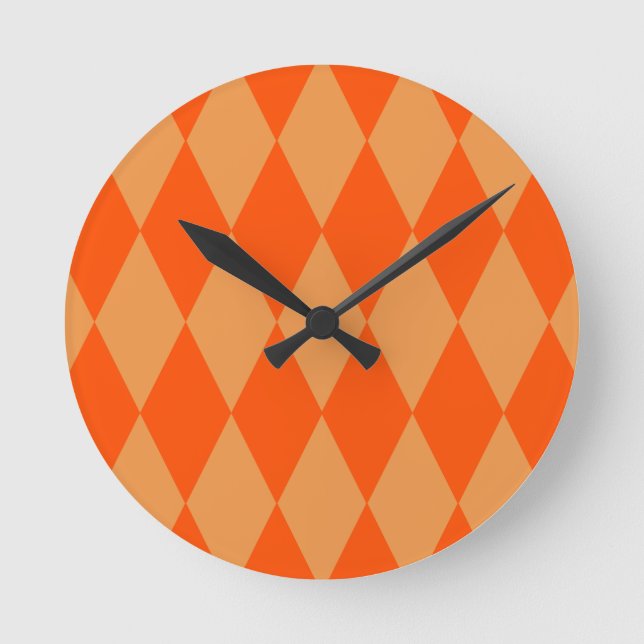 Light and Dark Orange Harlequin Diamonds Checkers  Rund Klocka (Framsida)