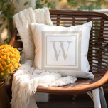 Light Beige and White Classic Square Monogram Kudde<br><div class="desc">Utforma din egen anpassningsbar dekorativ kudde i vilken kombination som helst av färg för att perfekt samordna med din hemdekoder i vilket rum som helst! Använda verktyg om du vill ändra färg och färg på kvadraten i gräns eller lägga till en egen text som innehåller namn, initialer eller annan speciell...</div>