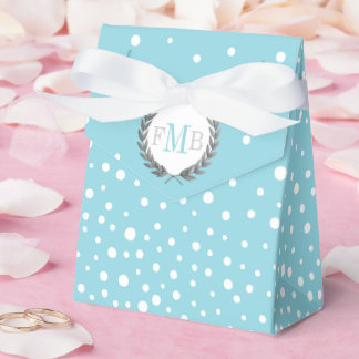 Light blue and white polka dot pattern wedding fav presentaskar