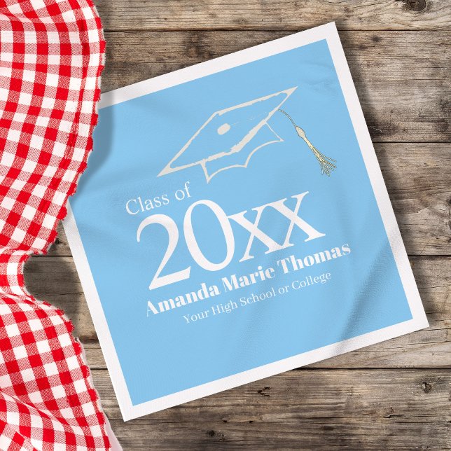 Light Blue Graduation Cap Class of 20XX Name Pappersservett (Light blue graduation napkin with Class of 20XX, custom name and cap design on table.)