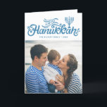 Light Blue Lycklig Hanukkah Hand Lettered Photo Helgkort<br><div class="desc">Ljusblått Lycklig Hanukkah Hand-Helgdag (fotokort) | Skicka Hanukkah hälsning till familj och vänner med anpassadets helgdag-fotokort. Den innehåller ljusblå handskript med menorahillustration. Andra färg finns tillgängliga.</div>