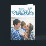 Light Blue Lycklig Hanukkah Hand Lettered Photo Helgkort<br><div class="desc">Ljusblått Lycklig Hanukkah Hand-Helgdag (fotokort) | Skicka Hanukkah hälsning till familj och vänner med anpassadets helgdag-fotokort. Den innehåller ljusblå handskript med menorahillustration. Andra färg finns tillgängliga.</div>