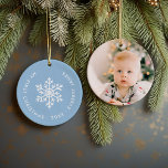 Light Blue Winter Snowflake Första julfoto Julgransprydnad Keramik<br><div class="desc">Keramisk helgdag är en ornament personlig med din baby-bild och anpassningsbar "Min första jul". Den här enkla, moderna helgdag har en vit snöflinga på ljusblå bakgrund. Använda designen verktyg om du vill välja färg som bakgrund, redigera typsnitt och färger och lägga till egna foton för att skapa dina egna unika...</div>