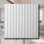 Light Grått and White Rand Kakelplatta<br><div class="desc">Ljuset Grått & White rand mönster är ett mönster från det förflutna som kännetecknas av parallellljus Grått & White rand av olika bredder som upprepas i mönster. Mönster är det klassiska stil och kännetecknas av subtilitet och elegans. Ljust Grått och vitt färg subduceras, vilket ge mönster är ett klassiskt, nostalgiskt...</div>