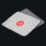 Light Grått Chevron Mönster Linen Struktur Monogra Laptop Fodral<br><div class="desc">Elegant,  grått och vit reflekterande geometrisk sömlös mönster med linne struktur och anpassade och valfritt monogram. Rör med orange-rött.</div>