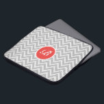 Light Grått Chevron Mönster Linen Struktur Monogra Laptop Fodral<br><div class="desc">Elegant,  grått och vit reflekterande geometrisk sömlös mönster med linne struktur och anpassade och valfritt monogram. Rör med orange-rött.</div>