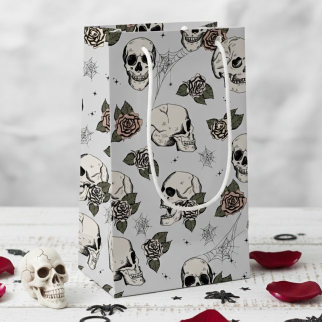 Light Grått Elegant Mörk Halloween Skull (Cool Light Gray Floral Black Skulls. Elegant Gothic Halloween & Dia de los Muertos Gift Bags for Her)