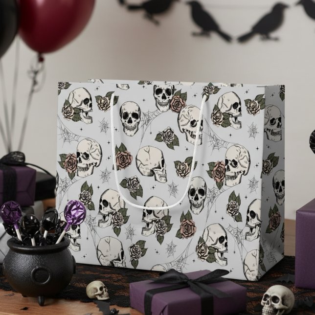 Light Grått Gothic Döskallars and Ro Halloween (Gray Gothic Floral Skull Gift Bags. Vintage Hand Drawn Skulls Roses in Black. Halloween or Birthday)