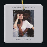 Light Grått Simple Modern Merry och Married Photo Julgransprydnad Keramik<br><div class="desc">Ljust Grått New Year Modern Merry och Married Photo Ceramic Ornament med ett minimalistiskt snöfall ram överlägg på ditt personlig-foto,  sans serif modern font och en snöflingor mönster baksida med anpassningsbar julår. Fotokeramiskt prydnadsämne är fullt anpassade.</div>