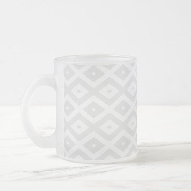 Light grey and white diamond pattern frostad glasmugg (Vänster)