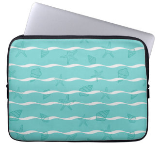 Light Teal Ocean Waves & Seashells Seamless Patter Laptop Fodral