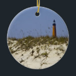 Lighthouse Ponce Inlet Florida Beach Personalize Julgransprydnad Keramik<br><div class="desc">Ett foto av Ponce Inlet Lighthouse,  nära Daytona Beach,  Florida,  taget från en strand en dag med blå himmel. Texten på baksidan säger: "Ponce Inlet Lighthouse,  Florida",  men kan ändras och anpassas efter dina behov!</div>