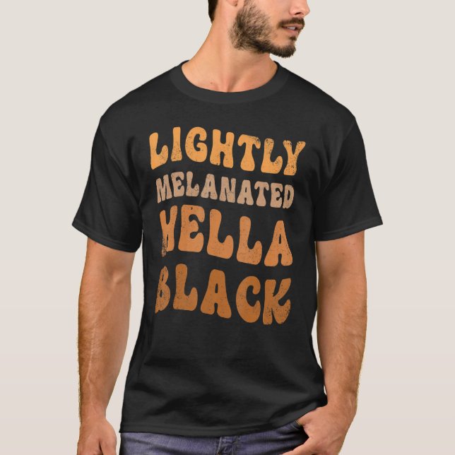 Lightly Melanated Hella Black History Melanin Afri T Shirt (Framsida)