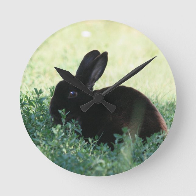 Lil Black Bunny Rund Klocka (Framsida)
