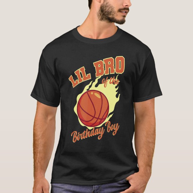 Lil Bro från födelsedagskorgen Basketball-dagen T Shirt (Framsida)