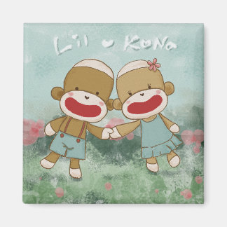 Lil & Kona Holiding Händer Magnet