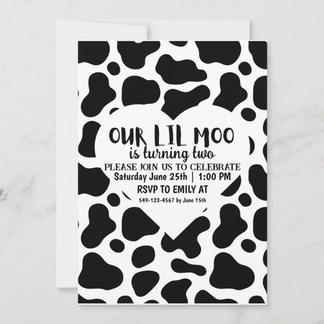Lil Moo Boy håller på att slå två födelsedagskort Inbjudningar (Framsida)