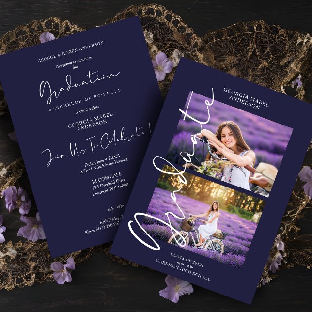 Lila 2 Fotoutforskningskalligrafi Studenten Inbjudningar (Purple 2 Photos Modern Exquisite Calligraphy Graduation Invitation Card with Envelope.)