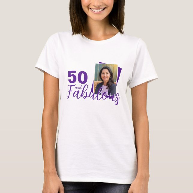 Lila 50 och Fabulous 50:e födelsedagsfoto T Shirt (Framsida)