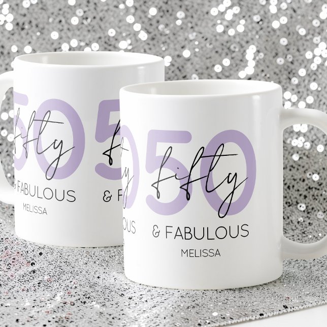 Lila 50 och fantastisk Skrift 50-årsfirande Kaffemugg (Purple 50 and fabulous Script 50th Birthday Party Coffee Mug)