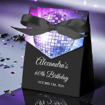 Lila 60:e Födelsedagsfesten 70:s Disco Boll Presentaskar<br><div class="desc">Få dina gäster att känna sig som discostjärnor med vår Lila 60:e Födelsedagsfest 70:s Disco Boll Favor Box. De här favoritlådorna är perfekten för att skicka hem dina vänner och din familj med en liten nostalgi på 70-talet efter din milstolpe-födelsedag. I en livlig skugga av lila utstrålar dessa favoriter energi...</div>