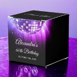 Lila 60:e Födelsedagsfesten 70:s Disco Boll Presentaskar<br><div class="desc">Få dina gäster att känna sig som discostjärnor med vår Lila 60:e Födelsedagsfest 70:s Disco Boll Favor Box. De här favoritlådorna är perfekten för att skicka hem dina vänner och din familj med en liten nostalgi på 70-talet efter din milstolpe-födelsedag. I en livlig skugga av lila utstrålar dessa favoriter energi...</div>