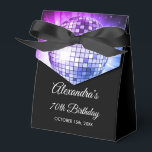 Lila 70:e Födelsedagsfesten Disco Boll Presentaskar<br><div class="desc">Öka din 70-årsdag med vår 70:e Lila-Födelsedagsfestens Disco Boll Favor Box. Den här favoritrutan fångar kärnan i discoeran, skapar den perfektens val för en discotemed bash eller vilken händelse som helst där du vill ge en aning av "70 s magi". I en häpnadsväckande skugga av lila framstår den här affären...</div>