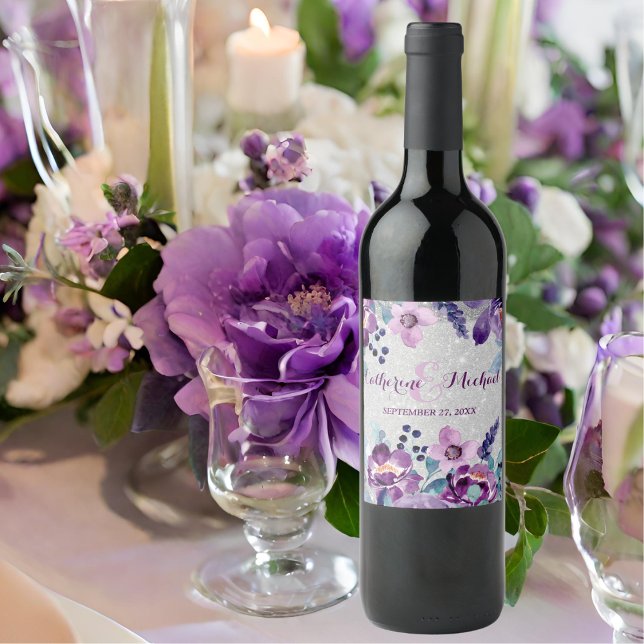 Lila akvarell blommande och silver glitter bröllop vinflaska etikett (Close up romantic plum lilac floral silver glitter elegant script purple Wine Bottle Label)