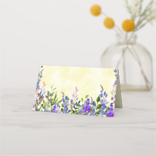Lila akvarellblomma på gul namnskylt placeringskort