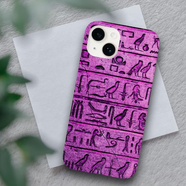 Lila Ancient Egyptian Hieroglyph iPhone 14 Fodral (Skapare uppladdad)