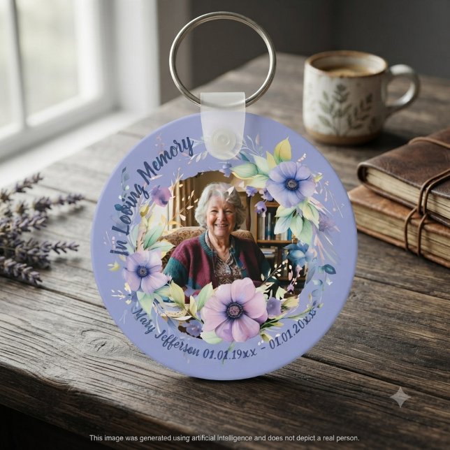 Lila Anemon Blommigt Minnesfoto Småskatt Nyckelring (Purple floral memorial photo keychain for a grieving daughter to cherish at a celebration of life.)