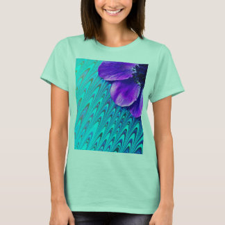 Lila anemon på mönstrad bakgrund t-shirt