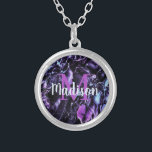 Lila Anpassningsbar Marble Namn Gift Personlig Silverpläterat Halsband<br><div class="desc">Luxuriöst Trendig Catchy Design som imponerar på dig och människorna runt dig. Du kan också lägga till tryckningen för att anpassa och anpassa designen på ditt sätt så att den blir speciell. Din gåva kommer att se så speciell och annorlunda ut utan att offra lyxeriet och chicen stil i presenten....</div>