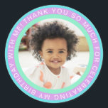 Lila Aqua Kids Photo Birthday Tack Runt Klistermärke<br><div class="desc">De här vackra fotoklistermärkena har cirklar ram i tårblått,  lila och mynta. Cirklad text lyder: "TACK SÅ MYCKET FÖR ATT FÅ MIN BIRTHDAY MED MIG!" Underbar för använda som försegling,  kuvertförsegling och mycket annat! Samordnar bra med party teman som sjöjungfruar,  unicorns,  donuts och mycket mer!</div>
