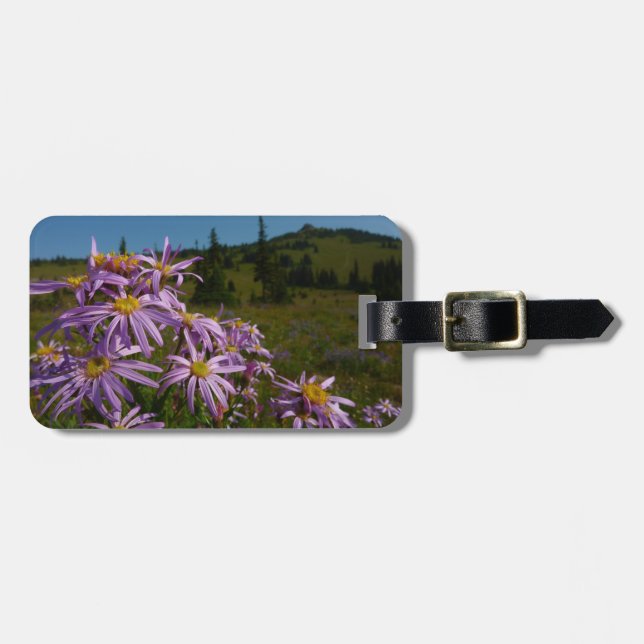 Lila Asterblommor vid Mount Rainier Bagagebricka (Horisontell Framsida)