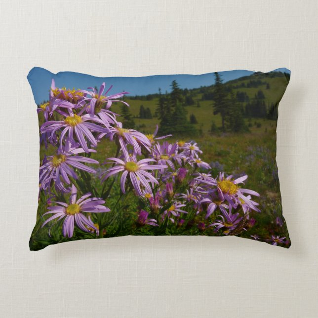 Lila Asterblommor vid Mount Rainier Prydnadskudde (Framsidan)
