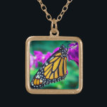 lila av fotoblomma i orangens monarch- guldpläterat halsband<br><div class="desc">Ett närfoto av en delikat, orange och svart, monarch-fjäril som vilar på en ljus magenta blomma. Utforska tankar om varma, soliga dagar varje gång du bäror detta fantastiska, färgstarka fotografiska halsband. Detta halsband finns i små, medelstora och stora storlekar, såväl som i kvadratiska och cirkelformade former. Du kan beställa detta...</div>