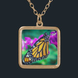 lila av fotoblomma i orangens monarch- guldpläterat halsband<br><div class="desc">Ett närfoto av en delikat, orange och svart, monarch-fjäril som vilar på en ljus magenta blomma. Utforska tankar om varma, soliga dagar varje gång du bäror detta fantastiska, färgstarka fotografiska halsband. Detta halsband finns i små, medelstora och stora storlekar, såväl som i kvadratiska och cirkelformade former. Du kan beställa detta...</div>
